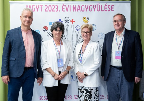 A képen a Magyar Gyermekorvosok Társasága régi-új elnökei és főtitkárai (balról jobbra): Dr. Gárdos László, Dr. Nagy Anikó, Dr. Havasi Katalin, Dr. Mogyorósy Gábor.